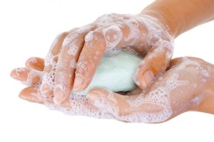 photo des mains d'une personne en train de se les laver