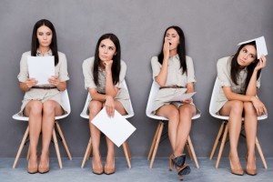 Femme assise avce une mauvaise posture car en attente d'un entretien
